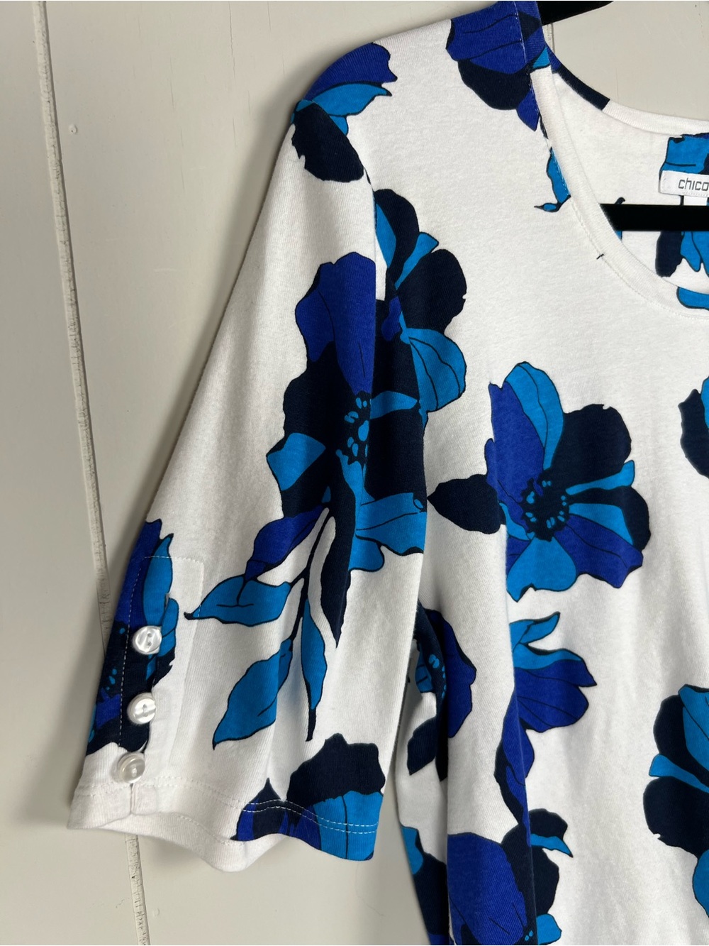 Chico's White Tee with Blue Floral Print Size 3 (XL) - Picture 4 of 10